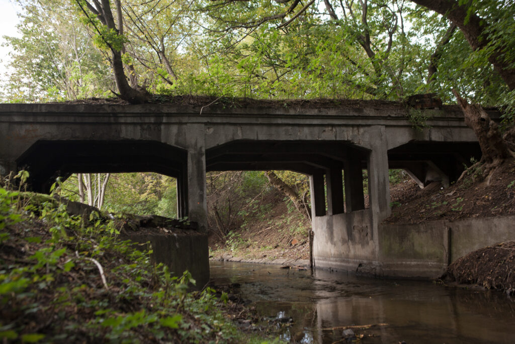 modernistyczny mostek kolejowy nad rzeką główną nieopodal nieistniejącego młynu cerealia