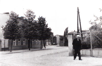 ulica Smolna w latach 60. XX w. czarno-biała fotografia mężczyzna idzie ulicą Smolną