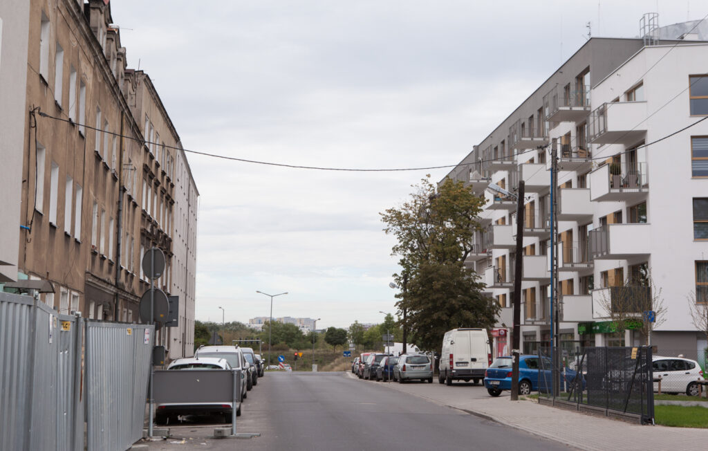 Ulica Smolna w dzielnicy Główna stare i nowe zabudowania