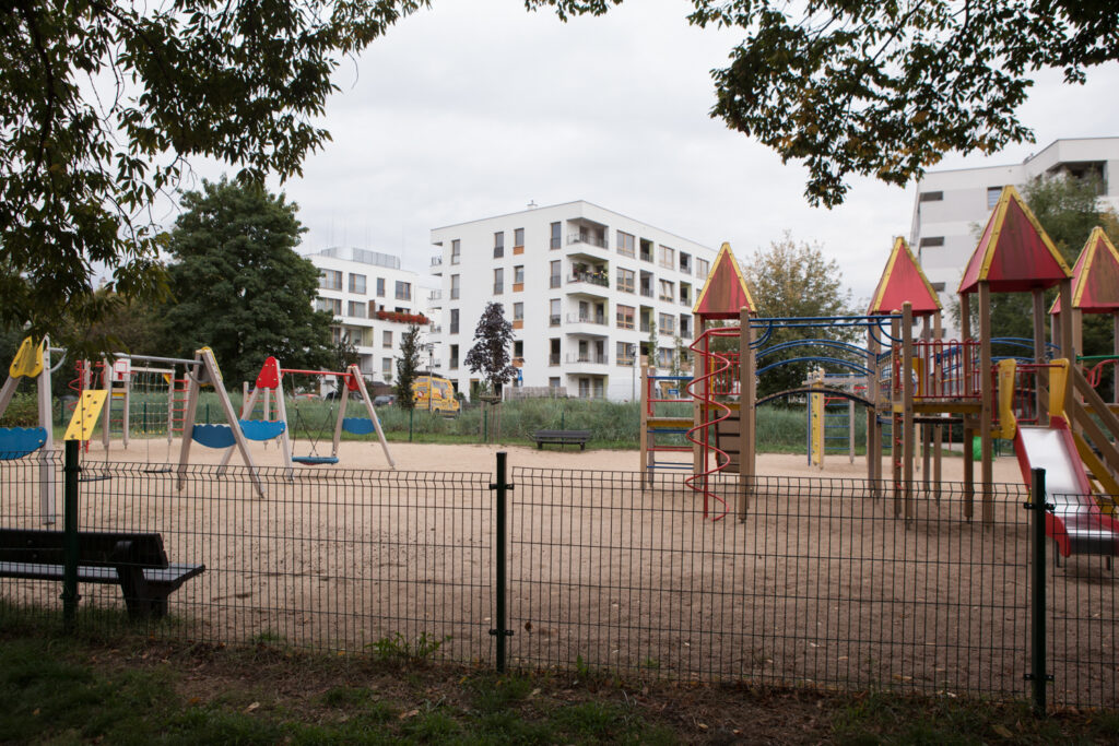 plac zabaw w parku imienia kasiędza Tadeusza Kirschke zwanym parkiem Nadolnik