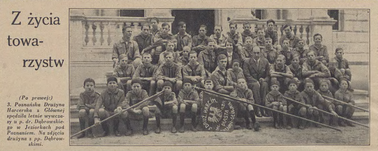 Ilustracja Poznańska i Nowiny Sportowe, 1931.09.08, nr 35. Na ostatniej stronie znajduje się fotografia oraz podpis: (Po prawej:) 3. Poznańska Drużyna Harcerska z Głównej spędziła letnie wywczasy u p. dr. Dąbrowskiego w Jeziorkach pod Poznaniem. Na zdjęciu drużyna z pp. Dąbrowskimi. Ze zbiorów Biblioteki Uniwersyteckiej w Poznaniu