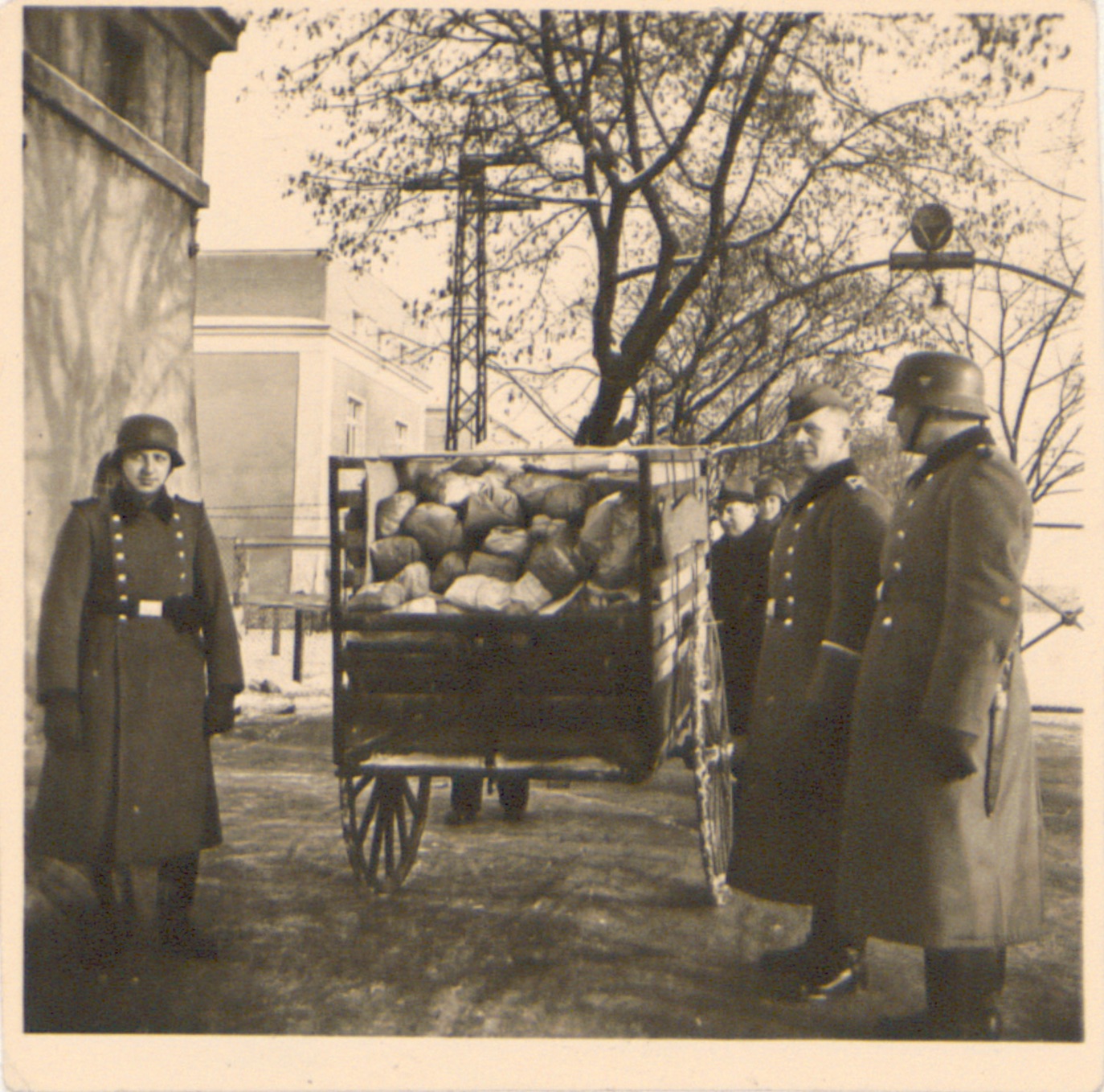 Odwożenie paczek pocztowych do obozu Lager Glowna. Ze zbiorów Instytutu Zachodniego im. Zygmunta Wojciechowskiego w Poznaniu. Niemiecki nazistowski obóz przesiedleńczy, działających w latach 1939-1940, zorganizowany dla ludności wysiedlanej z terenu Poznania i Wielkopolski. Na pomieszczenia obozowe wybrano zabudowania położone na Głównej przy ul. Bałtyckiej, gdzie do września 1939 roku mieściły się magazyny wojskowe. W skład obozu wchodziło pięć baraków (w tym trzy drewniane), a także murowany budynek administracji niemieckiej oraz zabudowania gospodarcze. Cały teren, łącznie z dużym placem, znajdującym się pośrodku, otoczony był potrójnym płotem z drutu kolczastego, a w jego narożnikach stały wieże wartownicze z reflektorami. W okresie od 5 listopada 1939 roku do 20 maja 1940 roku w obozie przejściowym na Głównej osadzonych zostało ok. 33 500 osób, z których 32 986 wywieziono do Generalnego Gubernatorstwa. Było wśród nich 31 424 Polaków, 1112 Żydów oraz 450 Romów. Przy ulicy Bałtyckiej, obok skrzyżowania z ul. Chemiczną i ul. Hlonda stoi głaz upamiętniający przesiedleńców.