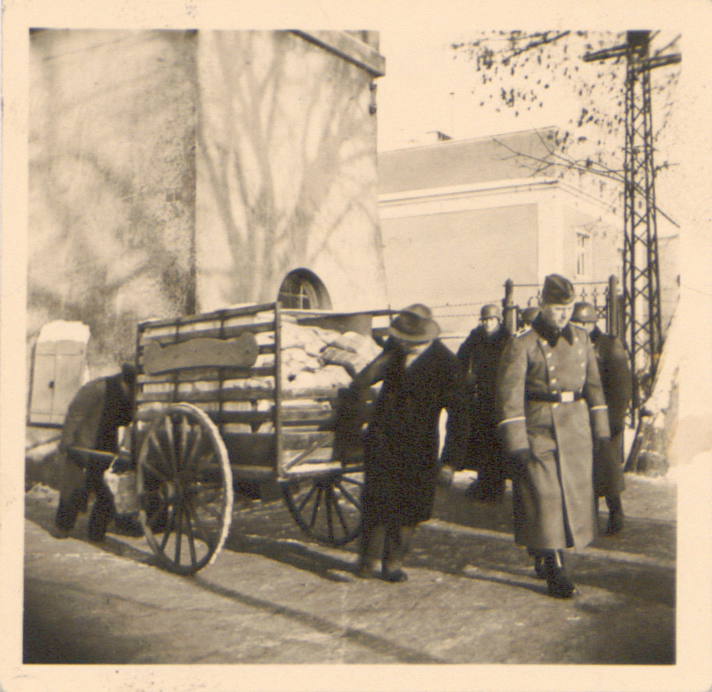 Odwożenie paczek pocztowych do obozu Lager Glowna. Ze zbiorów Instytutu Zachodniego im. Zygmunta Wojciechowskiego w Poznaniu. Niemiecki nazistowski obóz przesiedleńczy, działających w latach 1939-1940, zorganizowany dla ludności wysiedlanej z terenu Poznania i Wielkopolski. Na pomieszczenia obozowe wybrano zabudowania położone na Głównej przy ul. Bałtyckiej, gdzie do września 1939 roku mieściły się magazyny wojskowe. W skład obozu wchodziło pięć baraków (w tym trzy drewniane), a także murowany budynek administracji niemieckiej oraz zabudowania gospodarcze. Cały teren, łącznie z dużym placem, znajdującym się pośrodku, otoczony był potrójnym płotem z drutu kolczastego, a w jego narożnikach stały wieże wartownicze z reflektorami. W okresie od 5 listopada 1939 roku do 20 maja 1940 roku w obozie przejściowym na Głównej osadzonych zostało ok. 33 500 osób, z których 32 986 wywieziono do Generalnego Gubernatorstwa. Było wśród nich 31 424 Polaków, 1112 Żydów oraz 450 Romów. Przy ulicy Bałtyckiej, obok skrzyżowania z ul. Chemiczną i ul. Hlonda stoi głaz upamiętniający przesiedleńców.