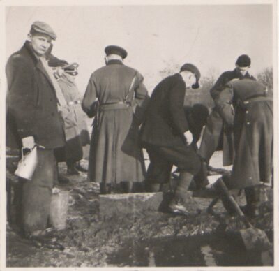 Odwadnianie obozu wiosną 1940 roku przez straż pożarną w Lager Glowna. Ze zbiorów Instytutu Zachodniego im. Zygmunta Wojciechowskiego w Poznaniu.