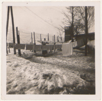 Wieszanie prania w obozie na Głównej